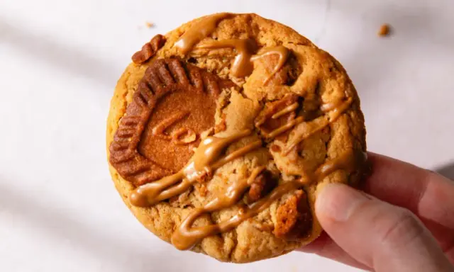 Un biscuit au speculoos, généreusement garni de morceaux et nappé d'une sauce caramel.