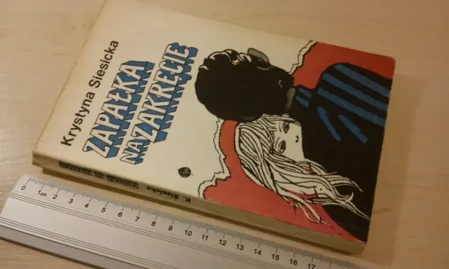 Okładka książki Krystyny Siesickiej "Zapałka na zakręcie" z rysunkiem pary.