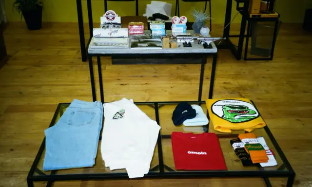 Ubrania i akcesoria, jak dżinsy, koszulki, czapki i skarpetki, to przykład tego, co to jest merchandising marki.