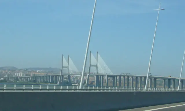 El **puente Vasco da Gama** cruza el estuario del Tajo, conectando Lisboa con Montijo. Sus pilares blancos y cables forman un diseño icónico.