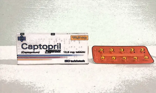 Opakowanie Captoprilu 12,5 mg i blister z tabletkami. Stosowany przy nadciśnieniu.