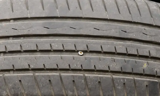 Was tun bei einer Schraube im Reifen? Wichtige Tipps zur Reparatur