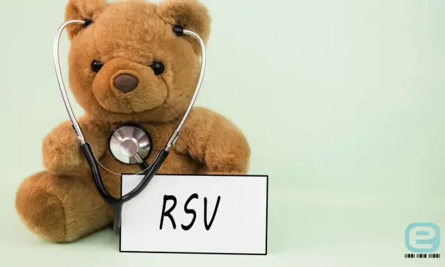 Miś z stetoskopem i tabliczką "RSV". Choć kojarzy się z dziećmi, objawy RSV u dorosłych mogą być groźne.