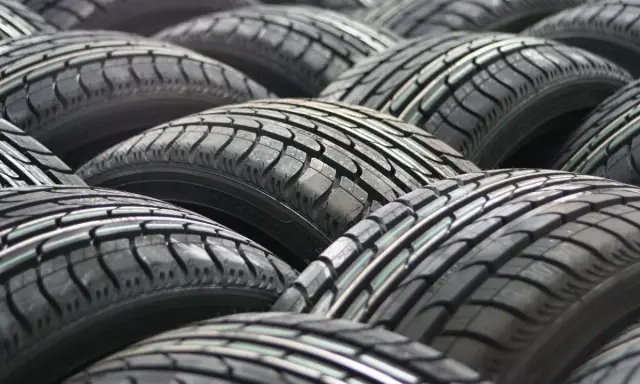 Pile di pneumatici, un simbolo di gomme 4 stagioni pronte ad affrontare ogni condizione climatica.