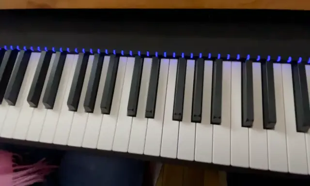 Touches de piano illuminées de bleu, prêtes à jouer de beaux accords piano am.