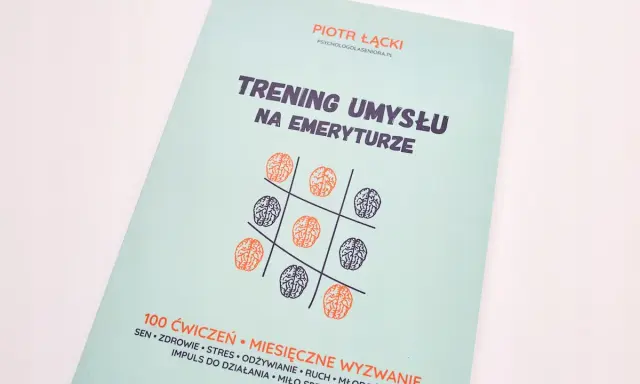 Okładka książki "Trening umysłu na emeryturze" z motywem kółka i krzyżyka z mózgami.