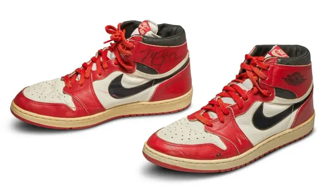 Para butów Air Jordan 1, sygnowane przez Michaela Jordana, to najdroższe jordany na świecie.