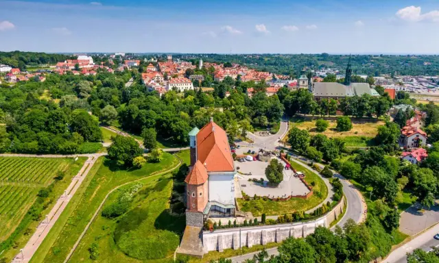Sandomierz nad Wisłą, zamek i miasto w zieleni. Widok z lotu ptaka na zabytkowe budowle i malownicze krajobrazy.