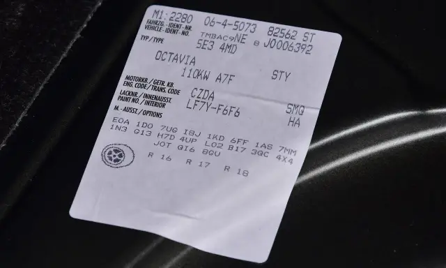 Naklejka z danymi Octavii, w tym kodem skrzyni biegów po VIN.
