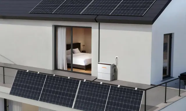 Panneaux solaires plug and play avis : une maison moderne avec des panneaux sur le toit et la terrasse, connectés à une batterie Jackery.