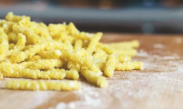 Pasta fresca fatta a mano, pronta per essere cucinata, un classico della cucina romagnola.