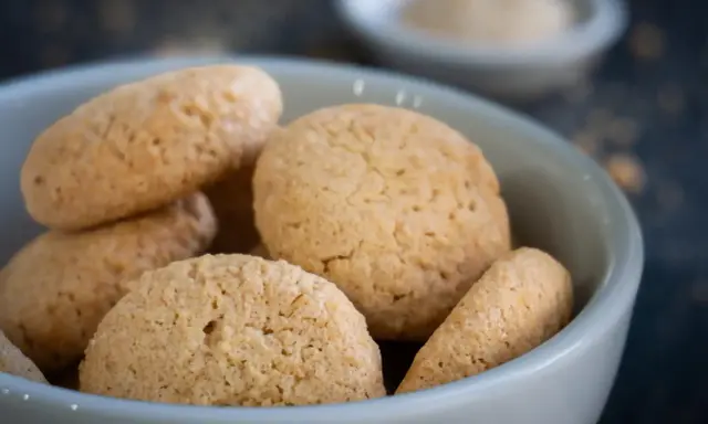 Köstliche Amarettini Kekse in einer Schale, perfekt für ein einfaches Amarettini Rezept.