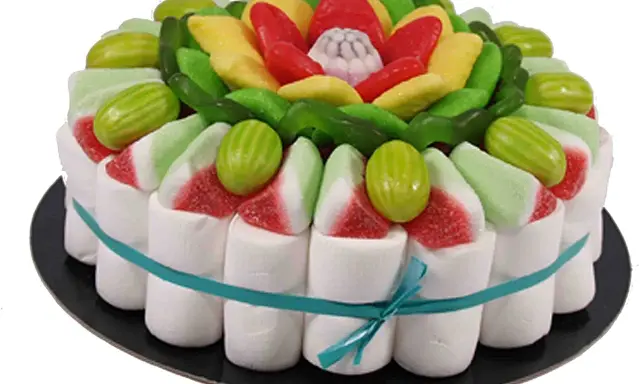 Tarta de chuches sin corcho, decorada con malvaviscos, gominolas rojas, amarillas y verdes, y caramelos con forma de sandía.