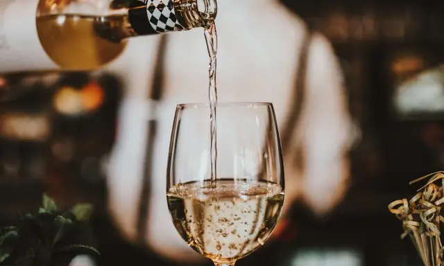 Wino bez korkociągu? 7 sprytnych trików, które musisz znać!