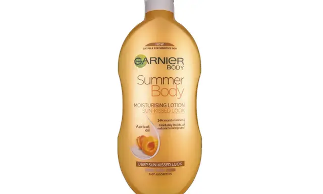 Lozione Garnier Summer Body per diversi tipi di abbronzatura, con olio di albicocca per un look baciato dal sole.
