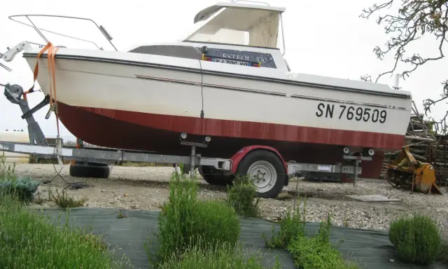Bateau Esteou 530 sur remorque, prêt pour l'aventure. La fiche technique de ce modèle est souvent recherchée par les passionnés.