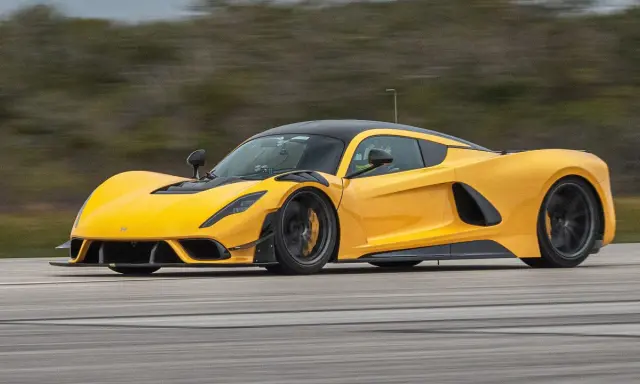 Gelber Hennessey Venom F5 PS rast auf der Straße.