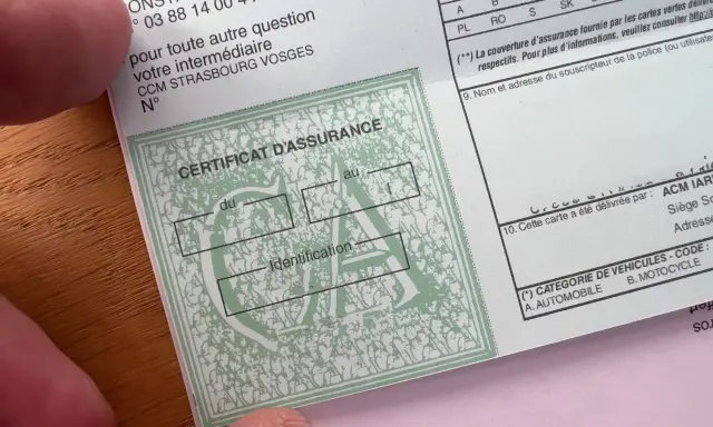 Certificat d'assurance multirisque habitation, avec des champs à remplir pour la date et l'identification.