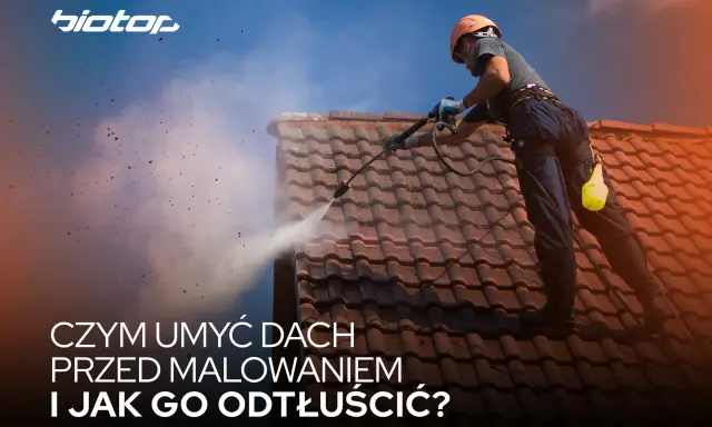 Pracownik myje dach myjką ciśnieniową, przygotowując go do malowania. Dowiedz się, czym umyć dach przed malowaniem i jak go odtłuścić.