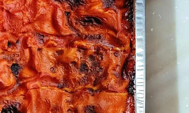 La lasagna salentina appena sfornata, con la sua crosticina dorata e invitante, pronta per essere gustata.