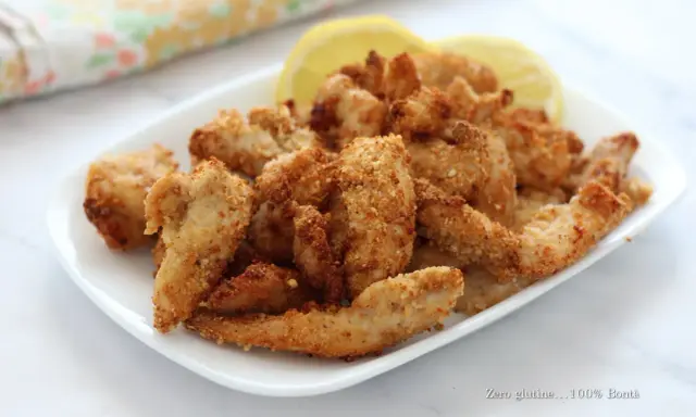 Straccetti di pollo in friggitrice ad aria, croccanti e dorati, serviti con spicchi di limone. Perfetti per un pasto leggero e gustoso.