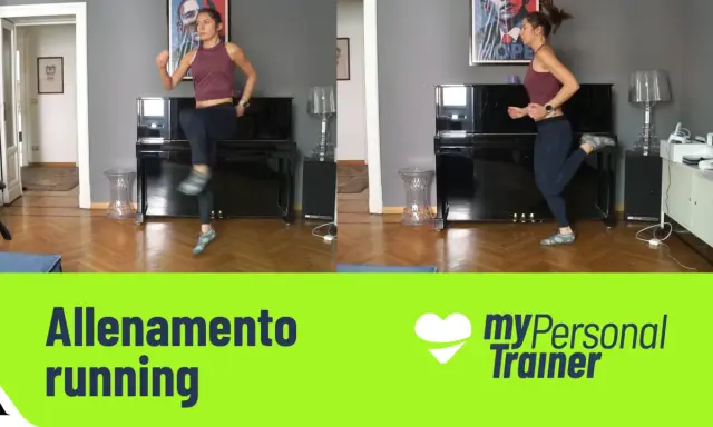 Donna esegue corsa sul posto in casa, con un pianoforte nero sullo sfondo. Allenamento running.
