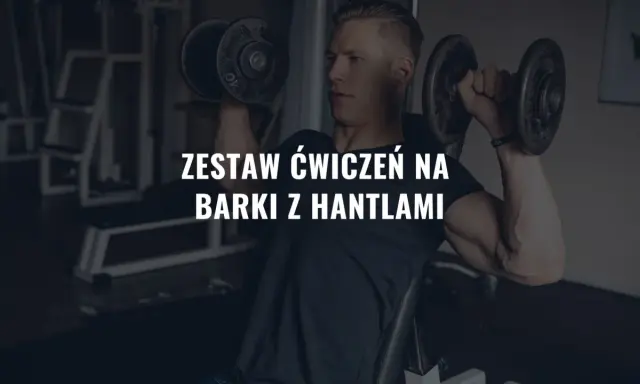 Mężczyzna wykonuje ćwiczenia na barki z hantlami na siłowni.