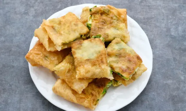 Pezzi dorati di pasta sfoglia ripiena, un'idea sfiziosa su cosa mettere dentro per un aperitivo o uno spuntino.
