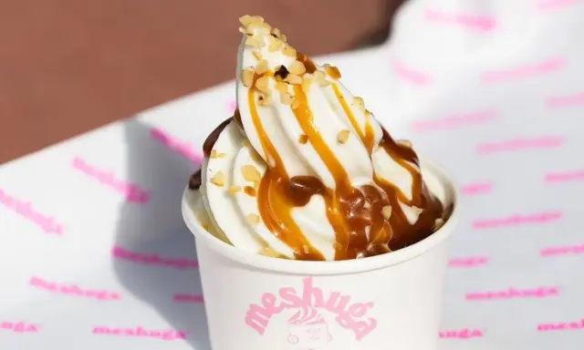 Glace à l'italienne maison onctueuse, nappée de caramel et parsemée de noisettes croquantes. Un délice !