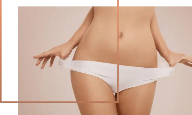 Kobieta w białej bieliźnie, podkreślająca okolice bioder. Rozważasz hoodoplastyka?