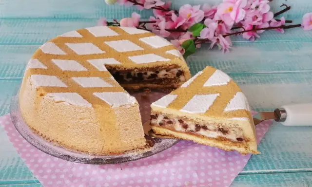 Una deliziosa cassata al forno, con la sua copertura a rombi di zucchero a velo, pronta per essere gustata.