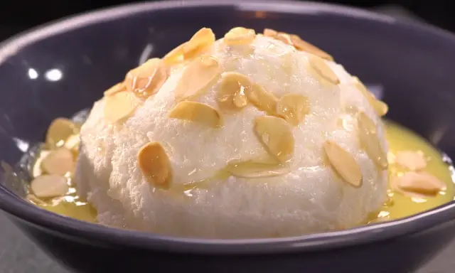Un nuage aérien d'oeufs à la neige, parsemé d'amandes effilées, baignant dans une crème anglaise onctueuse.