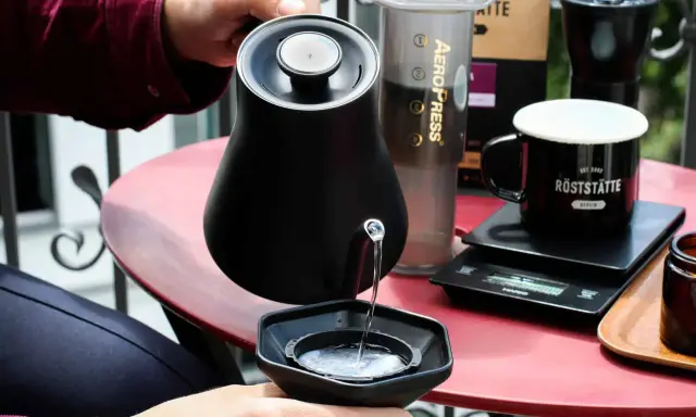 Wasser wird in den Aeropress gegossen, ein Schritt in der Aeropress Anleitung für perfekten Kaffee.