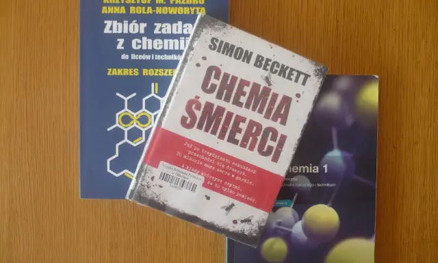 Książki "Chemia śmierci" Simona Becketta i "Zbiór zadań z chemii" obok podręcznika "Chemia 1". Kolejność czytania kryminałów Davida Huntera?