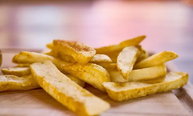Jak odgrzać frytki w piekarniku? Chrupiące jak świeże!