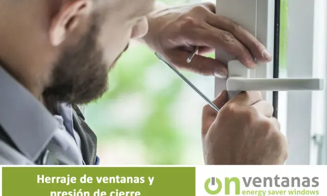 Un técnico ajusta el herraje de una ventana para asegurar un cierre perfecto.