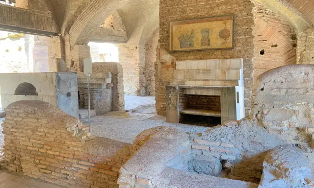 Antike Küche in Ostia Antica mit Backofen, Kamin und Wandmalerei.
