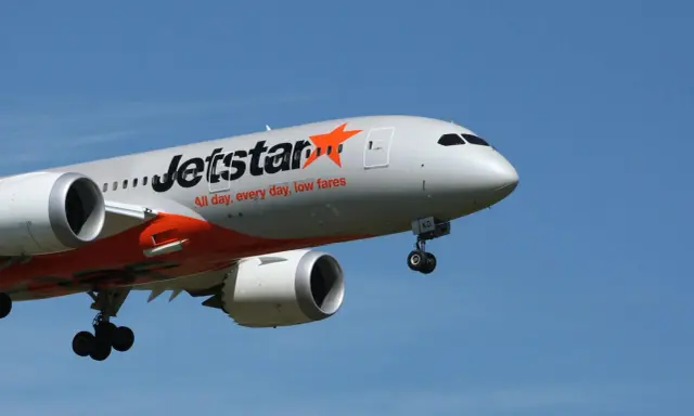 Samolot Jetstar z wysuniętym podwoziem, gotowy do lądowania. Nawet przy silnym wietrze samolot nie wystartuje, jeśli warunki są niebezpieczne.