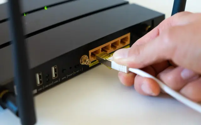 Reset routera: Jak naprawić wolny internet i odzyskać hasło?