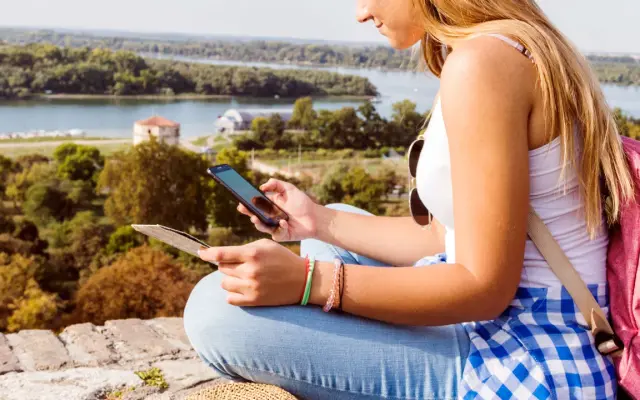 Co to roaming? Uniknij wysokich opłat za telefon za granicą.