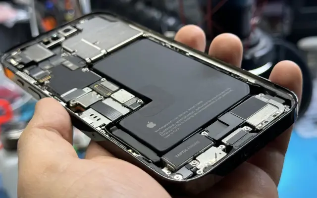 Wyczyść gniazdo iPhone'a: uniknij serwisu, ładuj bez problemu!
