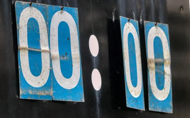 Tablica wyników z cyframi "00:00" na niebieskim tle.