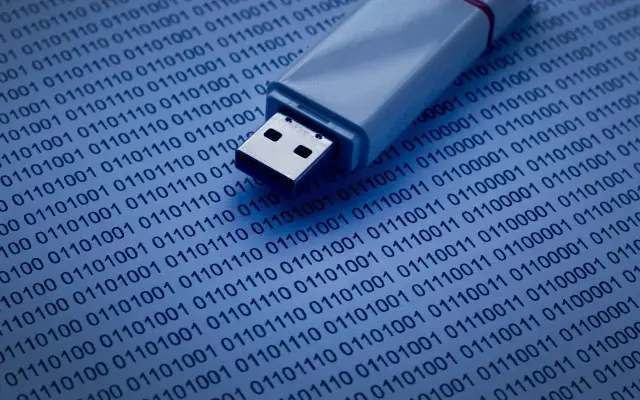 Muzyka z telefonu na pendrive: Android i iPhone krok po kroku
