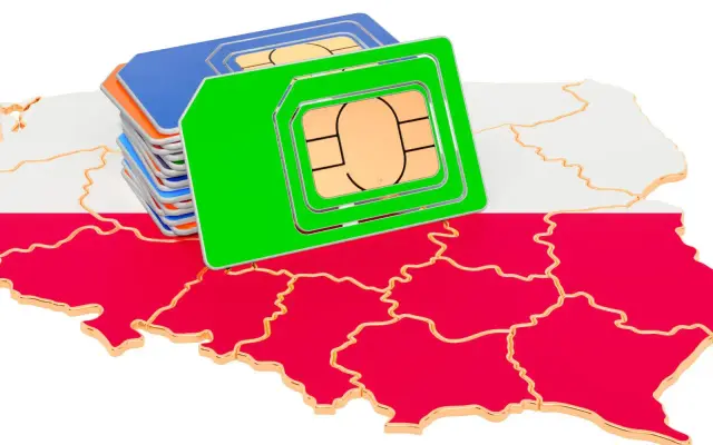 Stos kolorowych kart SIM na tle mapy Polski.