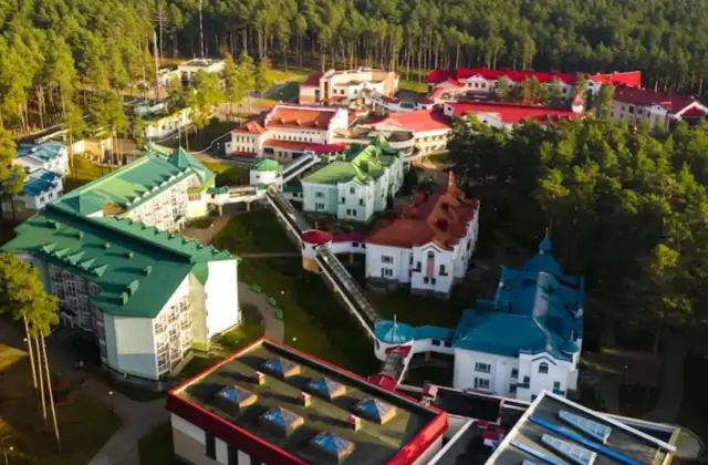 Widok z lotu ptaka na kompleks budynków sanatoryjnych otoczonych lasem. Czy to miejsce to jedne z najgorszych sanatoriów w Polsce?