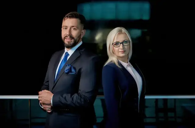 Dwóch prawników w eleganckich garniturach. Dowiedz się, ile kosztuje porada prawna i jak uzyskać profesjonalne wsparcie.