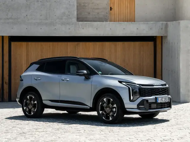 Nowy Kia Sportage Hybrid lśni w nowoczesnym otoczeniu. Elegancki design i hybrydowy napęd to idealne połączenie dla miłośników innowacji.
