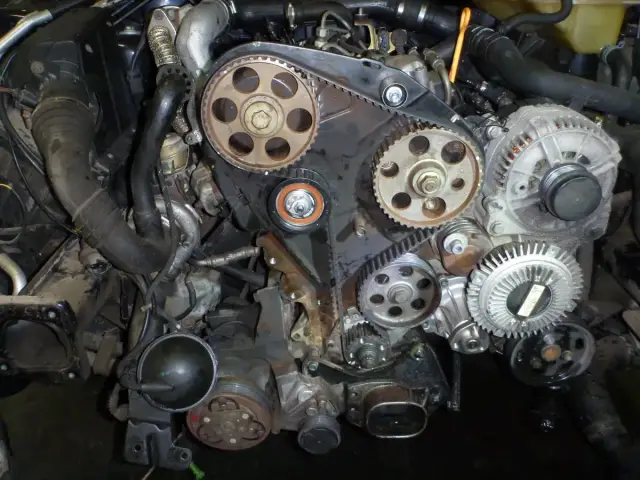 Silnik 1.9 TDI w trakcie wymiany rozrządu. Zastanawiasz się nad wymiana rozrządu 1.9 tdi koszt? To kluczowy element dla żywotności silnika.