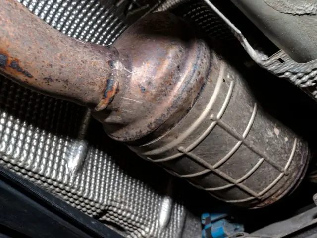 Rdza na rurze wydechowej i katalizatorze. Zastanawiasz się, ile trwa wypalanie dpf na postoju? To zależy od wielu czynników.