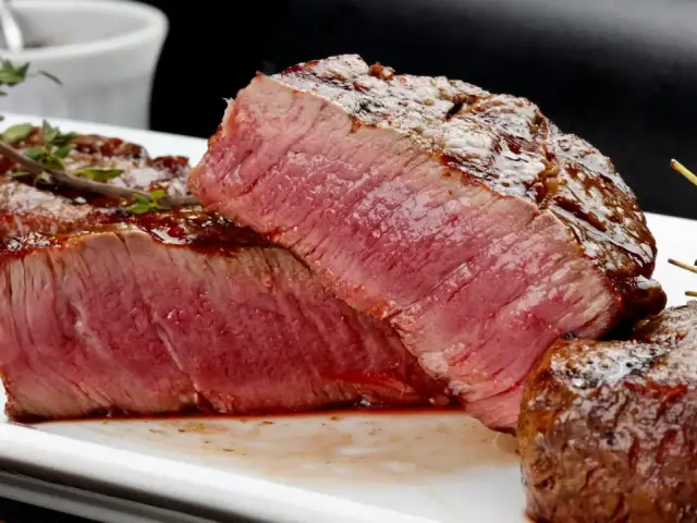 Perfekt grillad oxfilé, saftig och röd inuti, med en härlig yta. En festmåltid!